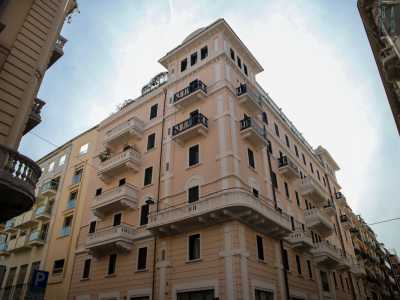 Proseguiamo su via XXIV Maggio sino alla traversa di via Giuseppe Bozzi, dove si innalza un alto palazzo rosa contraddistinto da due �torrini� al piano attico